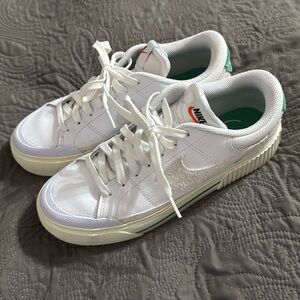 Nike Womens court legacy lift - Green and white